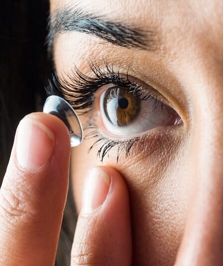 Kvinna som sätter in lins